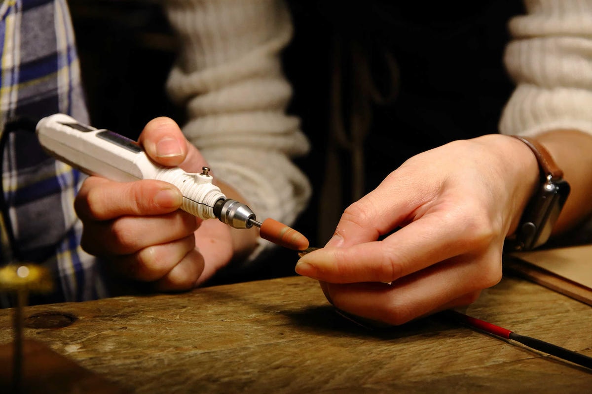 【台北親子手作DIY】以覺學 intzuition 金工實驗室〜當代金工首飾創作 / 手作教學 / 工藝設計選品。獨特的創作體驗,只屬於你的專屬皮件金工