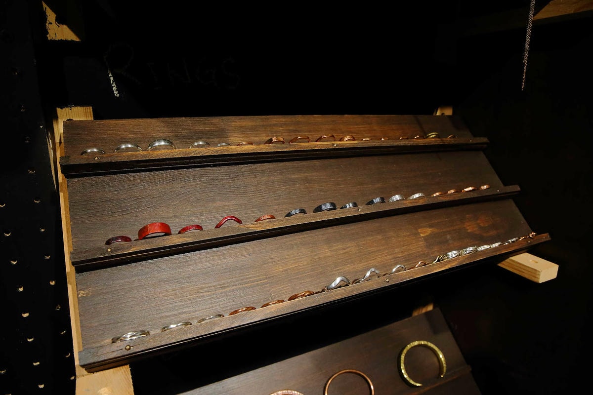 【台北親子手作DIY】以覺學 intzuition 金工實驗室〜當代金工首飾創作 / 手作教學 / 工藝設計選品。獨特的創作體驗,只屬於你的專屬皮件金工