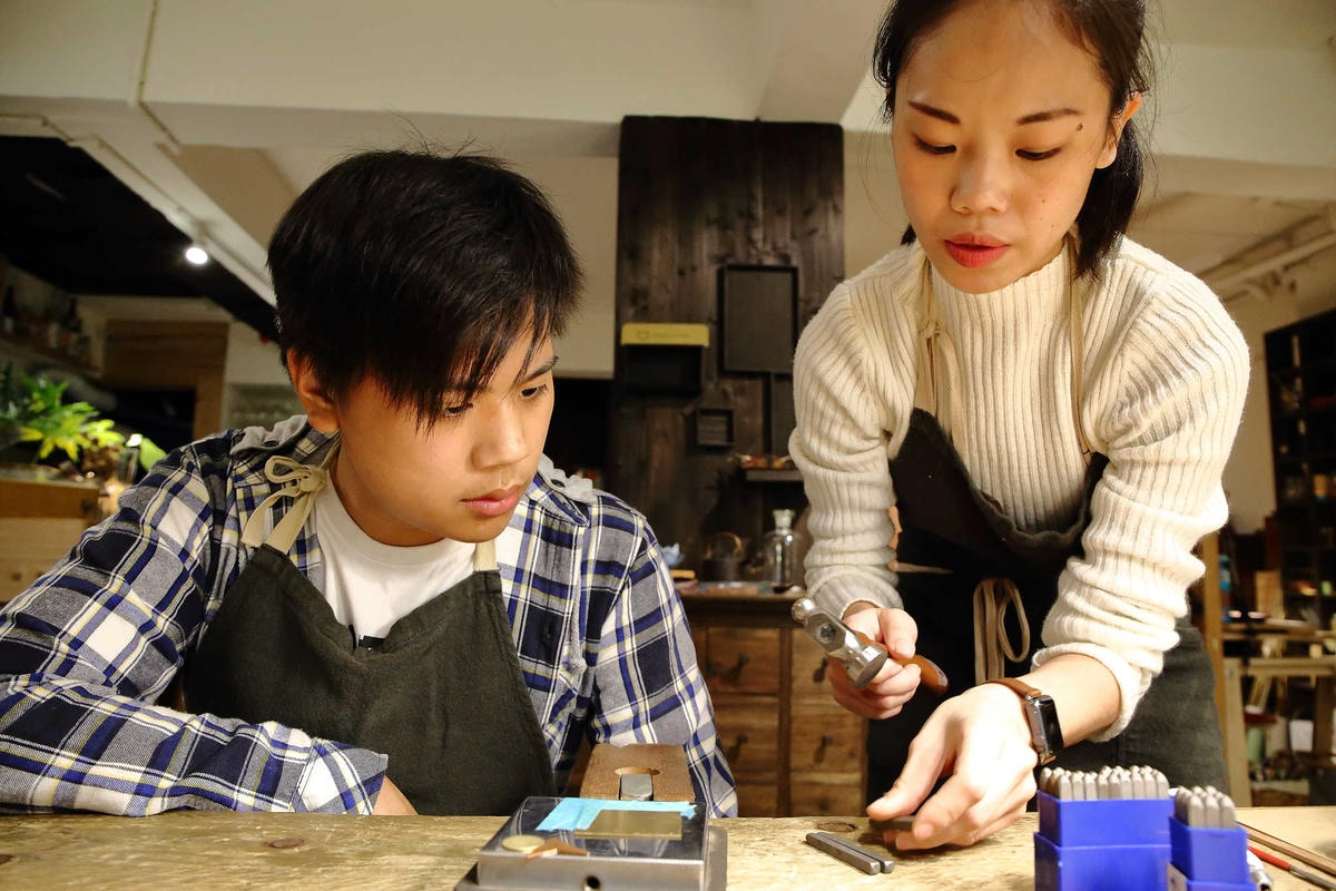 【台北親子手作DIY】以覺學 intzuition 金工實驗室〜當代金工首飾創作 / 手作教學 / 工藝設計選品。獨特的創作體驗,只屬於你的專屬皮件金工