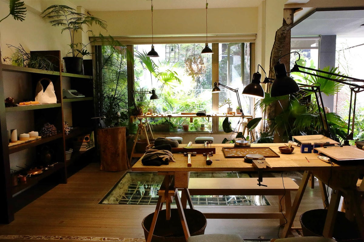 【台北親子手作DIY】以覺學 intzuition 金工實驗室〜當代金工首飾創作 / 手作教學 / 工藝設計選品。獨特的創作體驗,只屬於你的專屬皮件金工