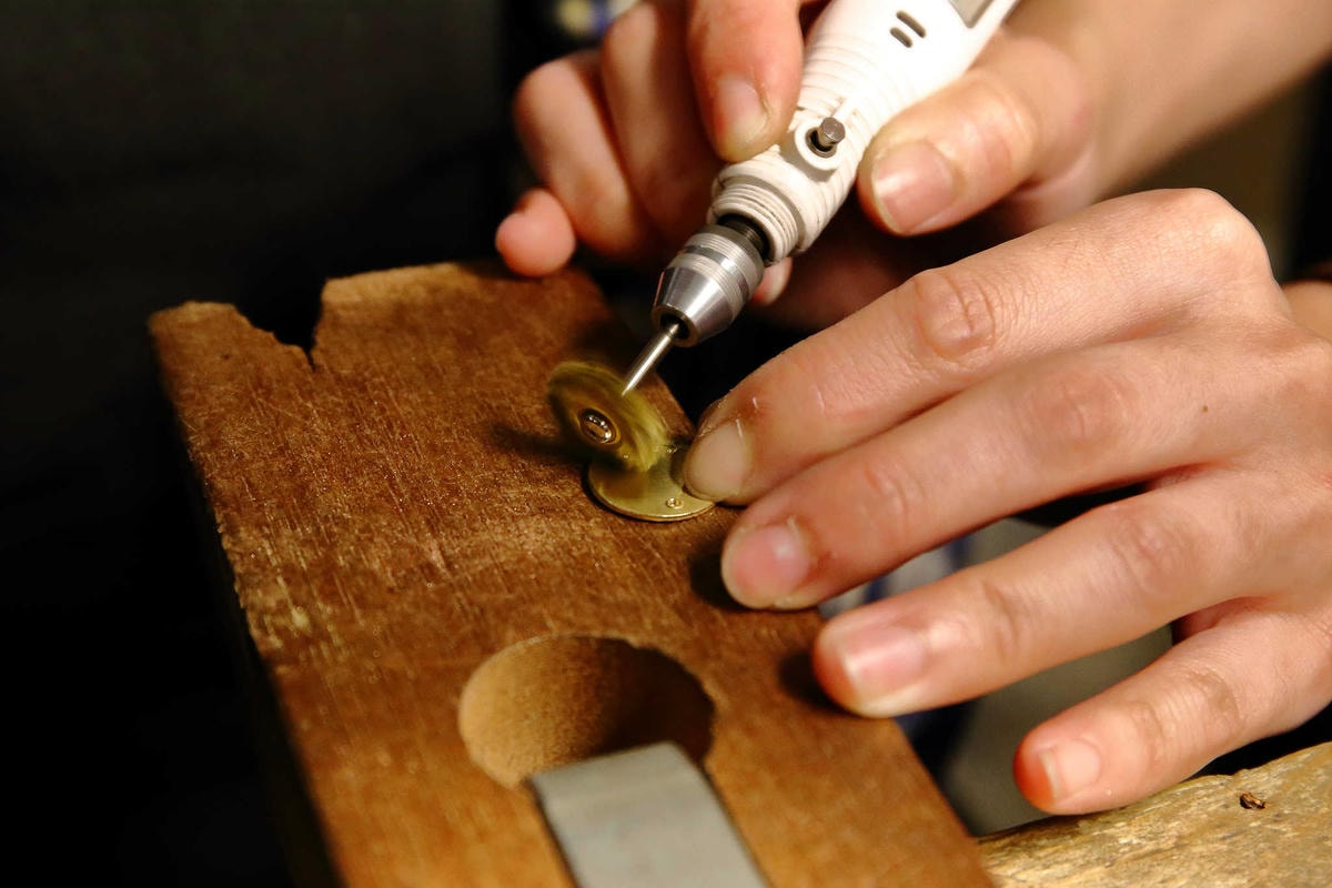 【台北親子手作DIY】以覺學 intzuition 金工實驗室〜當代金工首飾創作 / 手作教學 / 工藝設計選品。獨特的創作體驗,只屬於你的專屬皮件金工