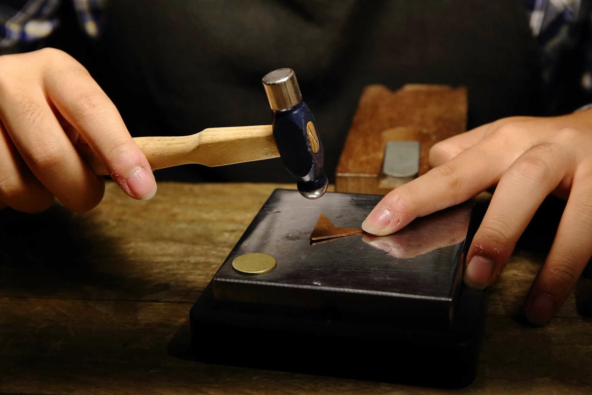 【台北親子手作DIY】以覺學 intzuition 金工實驗室〜當代金工首飾創作 / 手作教學 / 工藝設計選品。獨特的創作體驗,只屬於你的專屬皮件金工