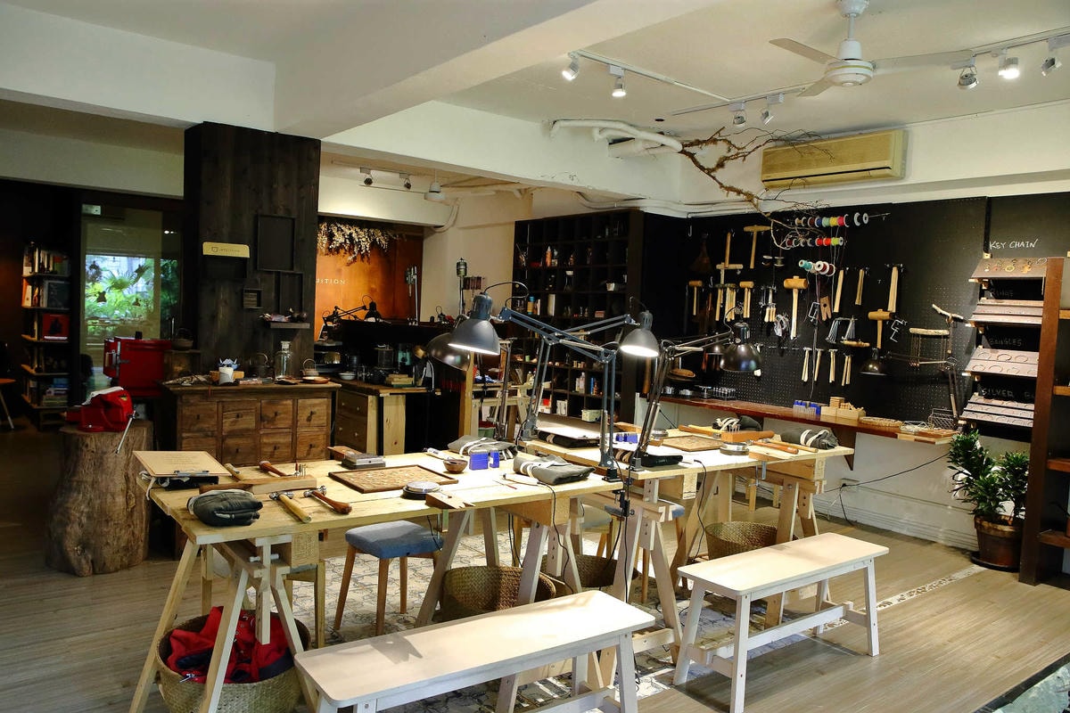 【台北親子手作DIY】以覺學 intzuition 金工實驗室〜當代金工首飾創作 / 手作教學 / 工藝設計選品。獨特的創作體驗,只屬於你的專屬皮件金工