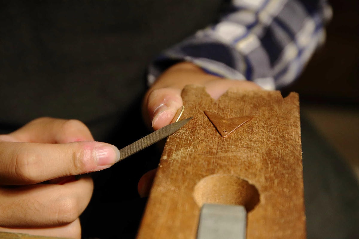 【台北親子手作DIY】以覺學 intzuition 金工實驗室〜當代金工首飾創作 / 手作教學 / 工藝設計選品。獨特的創作體驗,只屬於你的專屬皮件金工