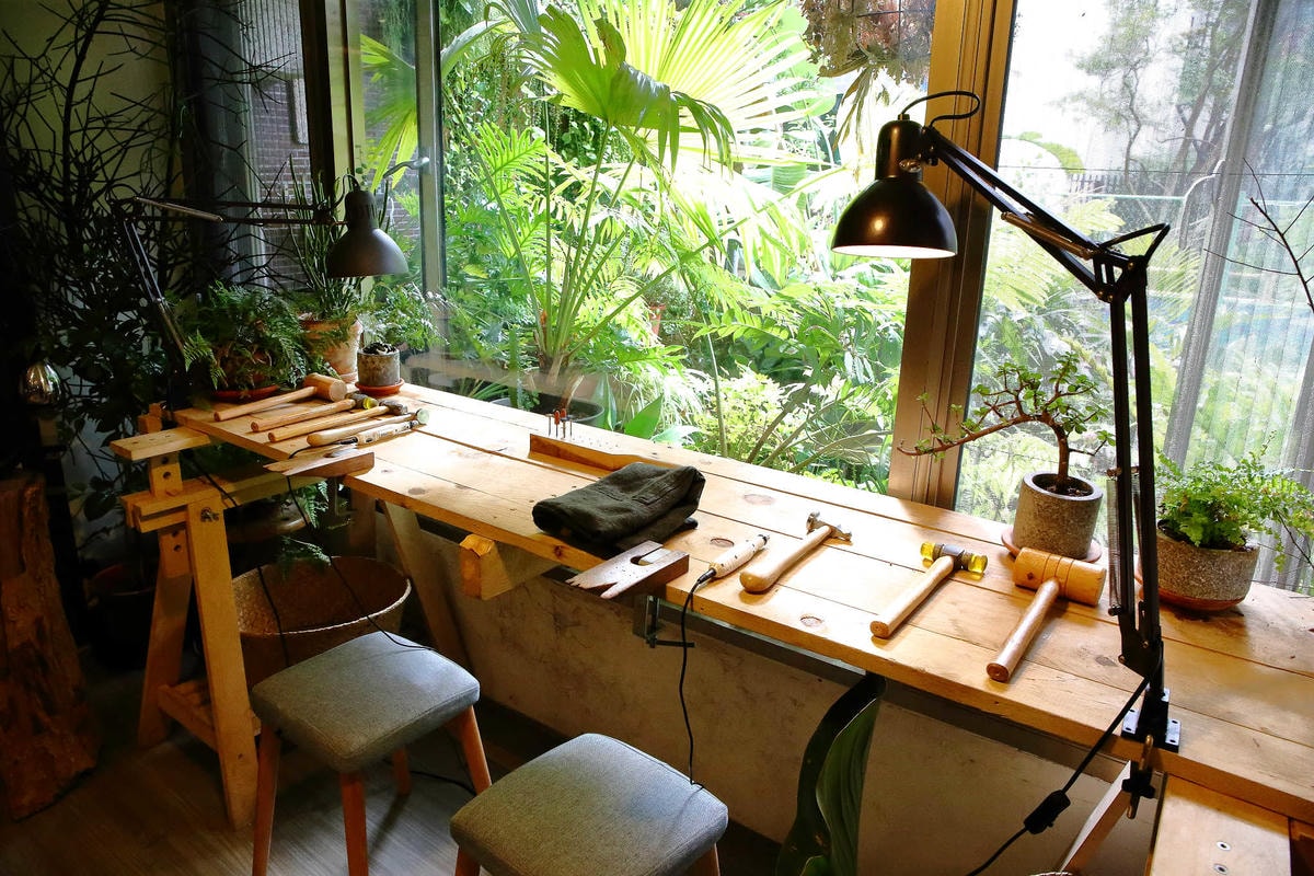 【台北親子手作DIY】以覺學 intzuition 金工實驗室〜當代金工首飾創作 / 手作教學 / 工藝設計選品。獨特的創作體驗,只屬於你的專屬皮件金工