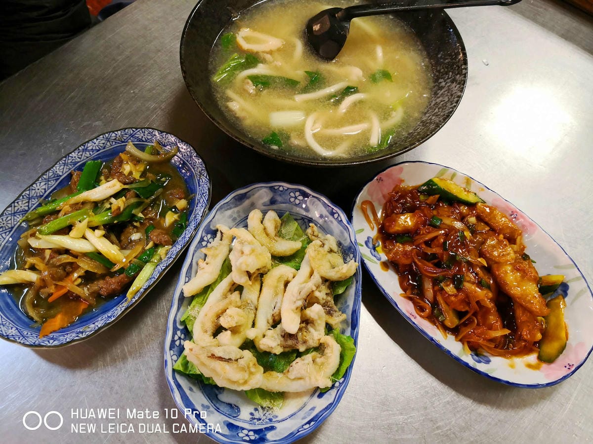 【食。基隆】仁愛市場2樓：延三阿寶(台北大橋頭)〜基隆最好吃的不在廟口！基隆人最愛的市場美食，大碗滿意、CP值超級高