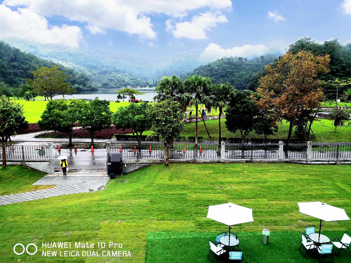 【遊。宜蘭】龍潭湖畔悠活園區Herbelle+HoWine&Cafe純白貨櫃景觀咖啡〜宜蘭礁溪新景點！擁有大片草皮綠意盎然，免費參觀、遛小孩景點