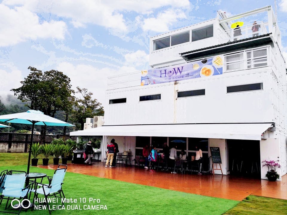 【遊。宜蘭】龍潭湖畔悠活園區Herbelle+HoWine&Cafe純白貨櫃景觀咖啡〜宜蘭礁溪新景點！擁有大片草皮綠意盎然，免費參觀、遛小孩景點