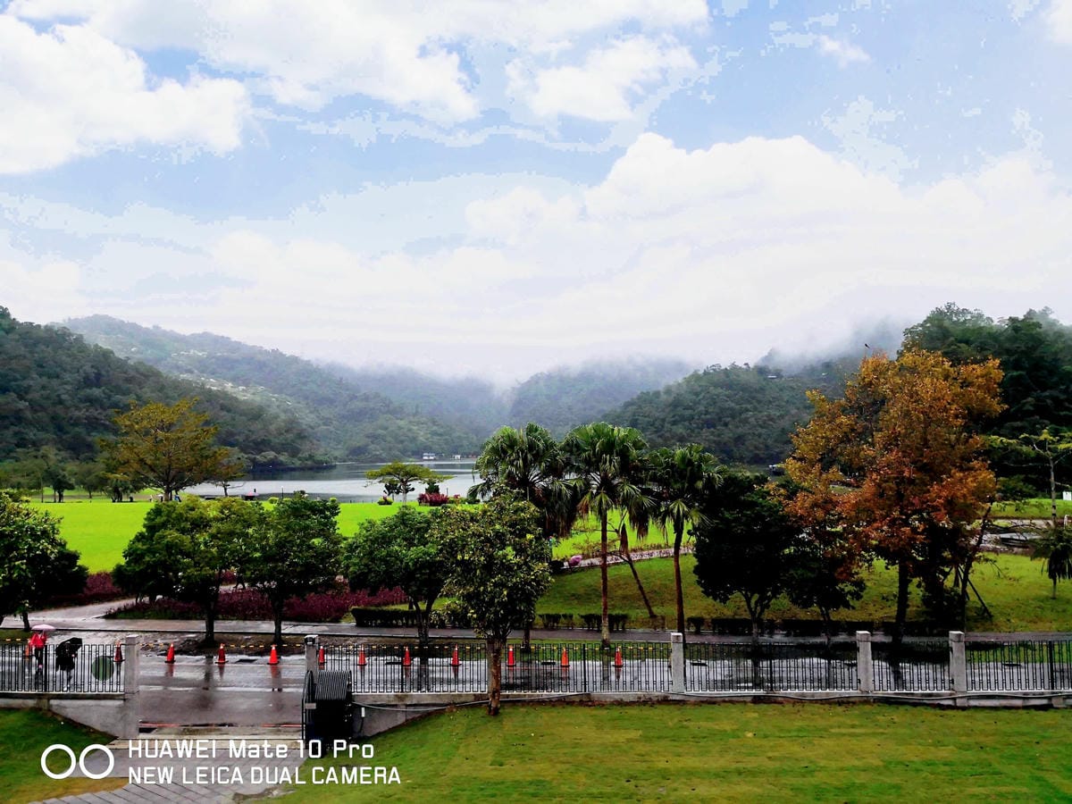 【遊。宜蘭】龍潭湖畔悠活園區Herbelle+HoWine&Cafe純白貨櫃景觀咖啡〜宜蘭礁溪新景點！擁有大片草皮綠意盎然，免費參觀、遛小孩景點