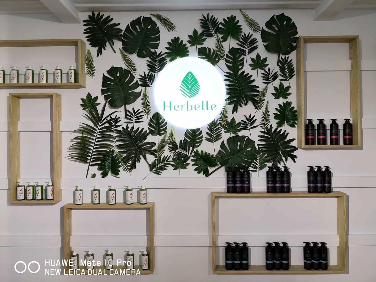 【遊。宜蘭】龍潭湖畔悠活園區Herbelle+HoWine&Cafe純白貨櫃景觀咖啡〜宜蘭礁溪新景點！擁有大片草皮綠意盎然，免費參觀、遛小孩景點