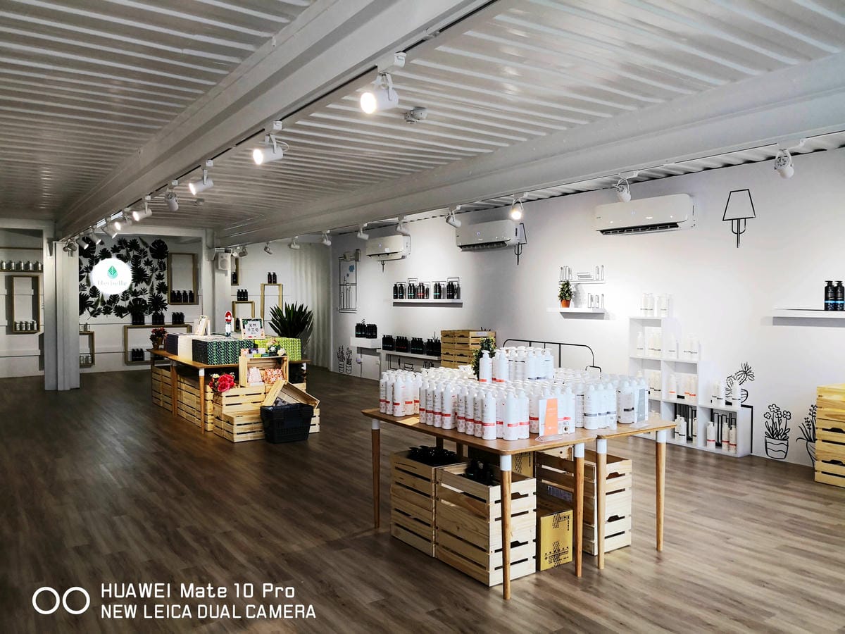 【遊。宜蘭】龍潭湖畔悠活園區Herbelle+HoWine&Cafe純白貨櫃景觀咖啡〜宜蘭礁溪新景點！擁有大片草皮綠意盎然，免費參觀、遛小孩景點