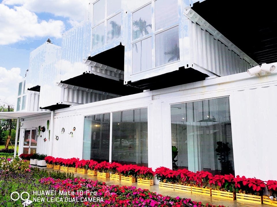 【遊。宜蘭】龍潭湖畔悠活園區Herbelle+HoWine&Cafe純白貨櫃景觀咖啡〜宜蘭礁溪新景點！擁有大片草皮綠意盎然，免費參觀、遛小孩景點