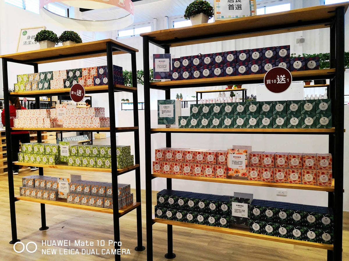 【遊。宜蘭】龍潭湖畔悠活園區Herbelle+HoWine&Cafe純白貨櫃景觀咖啡〜宜蘭礁溪新景點！擁有大片草皮綠意盎然，免費參觀、遛小孩景點