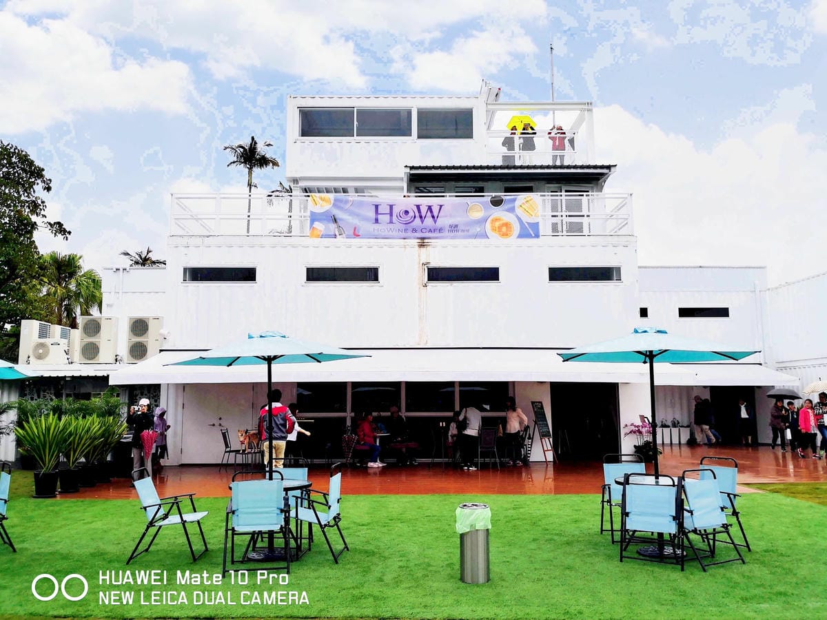 【遊。宜蘭】龍潭湖畔悠活園區Herbelle+HoWine&Cafe純白貨櫃景觀咖啡〜宜蘭礁溪新景點！擁有大片草皮綠意盎然，免費參觀、遛小孩景點