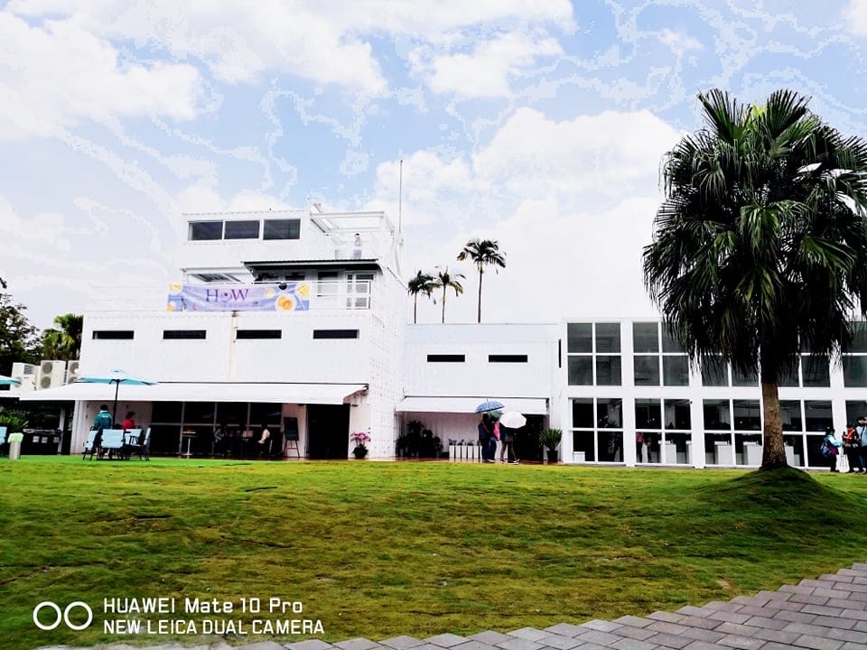 【遊。宜蘭】龍潭湖畔悠活園區Herbelle+HoWine&Cafe純白貨櫃景觀咖啡〜宜蘭礁溪新景點！擁有大片草皮綠意盎然，免費參觀、遛小孩景點