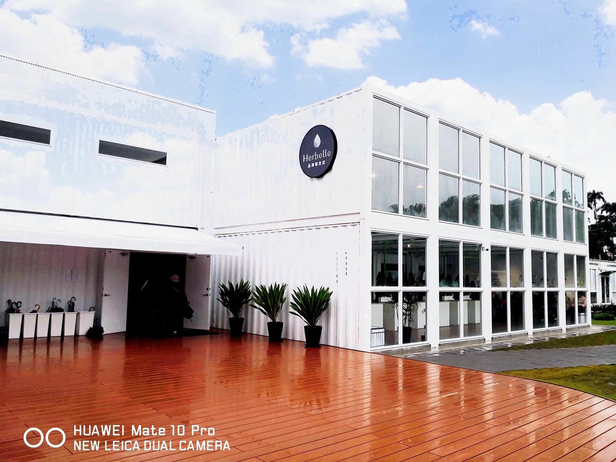 【遊。宜蘭】龍潭湖畔悠活園區Herbelle+HoWine&Cafe純白貨櫃景觀咖啡〜宜蘭礁溪新景點！擁有大片草皮綠意盎然，免費參觀、遛小孩景點