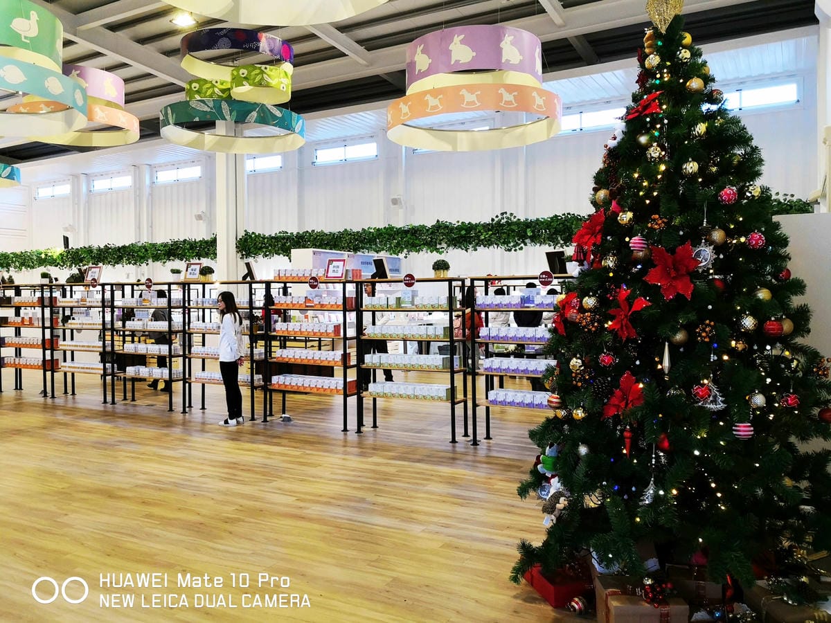 【遊。宜蘭】龍潭湖畔悠活園區Herbelle+HoWine&Cafe純白貨櫃景觀咖啡〜宜蘭礁溪新景點！擁有大片草皮綠意盎然，免費參觀、遛小孩景點