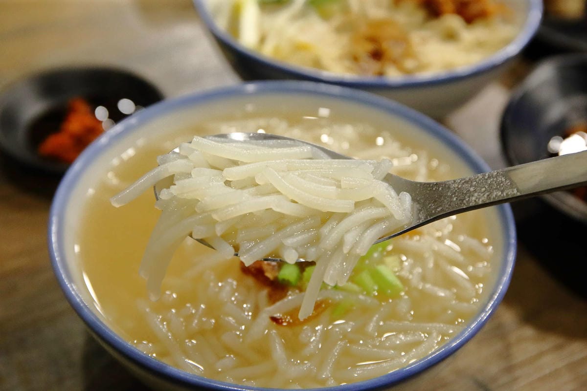 【食。板橋】基隆美華大腸圈-板橋四維店〜基隆傳統味古早小吃板橋人也吃得到！50年的好味道，純手工製作大腸圈+黑白切，吃過都說讚！