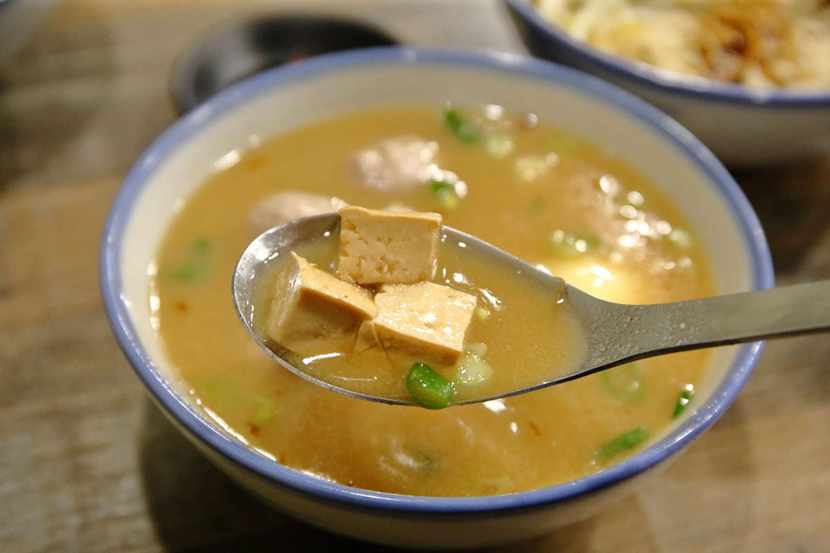 【食。板橋】基隆美華大腸圈-板橋四維店〜基隆傳統味古早小吃板橋人也吃得到！50年的好味道，純手工製作大腸圈+黑白切，吃過都說讚！