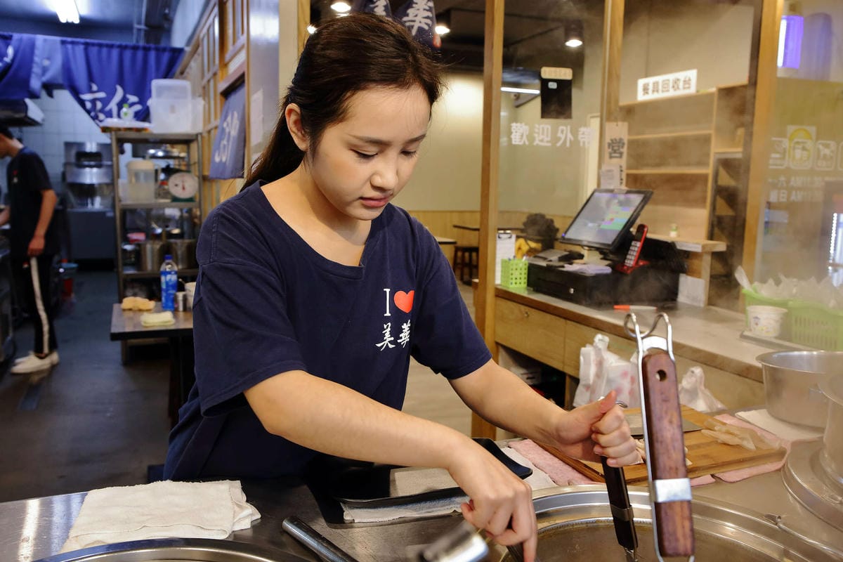 【食。板橋】基隆美華大腸圈-板橋四維店〜基隆傳統味古早小吃板橋人也吃得到！50年的好味道，純手工製作大腸圈+黑白切，吃過都說讚！