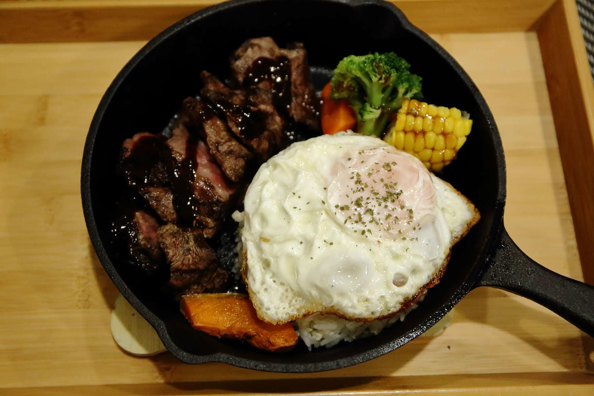 【食。台北】Style Steak 世代歐陸牛排西餐廳〜帶著你的寶貝毛小孩一起吃牛排大餐吧，台北可以帶寵物的西餐廳，還有提供寵物餐點！