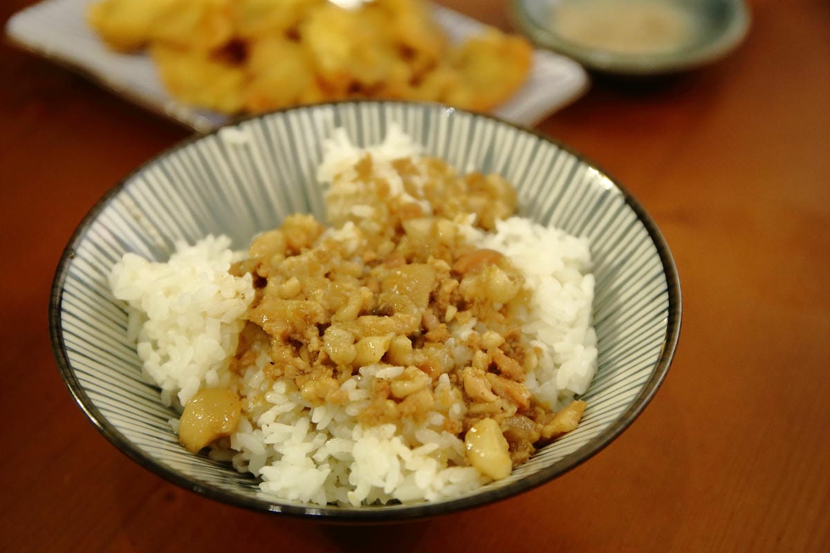 【食。中和】叁生叁食〜四號公園新開店，文青風格的復古小餐館，「萌柴店長」超盡職！(已歇業)