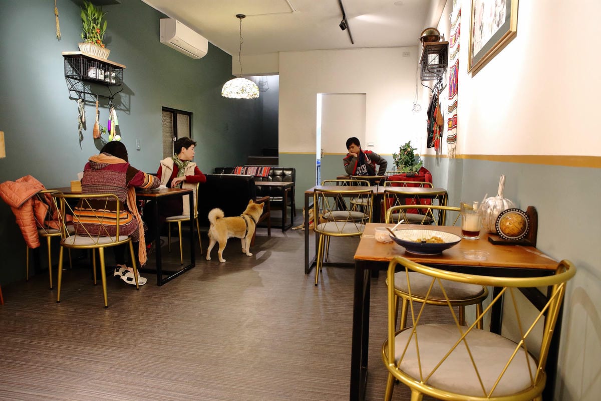 【食。中和】叁生叁食〜四號公園新開店，文青風格的復古小餐館，「萌柴店長」超盡職！(已歇業)