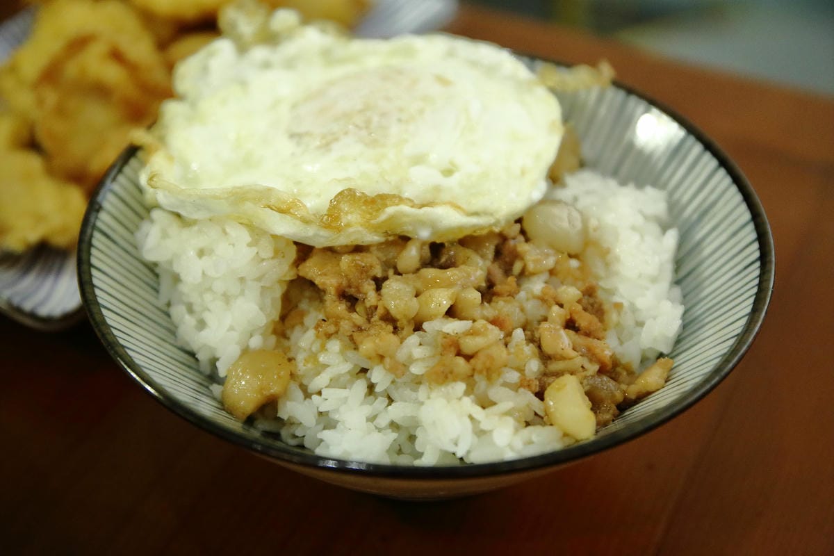 【食。中和】叁生叁食〜四號公園新開店，文青風格的復古小餐館，「萌柴店長」超盡職！(已歇業)
