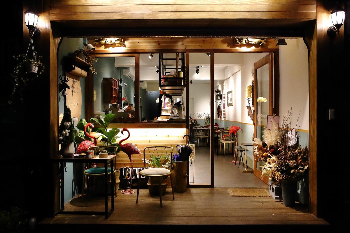 【食。中和】叁生叁食〜四號公園新開店，文青風格的復古小餐館，「萌柴店長」超盡職！(已歇業)