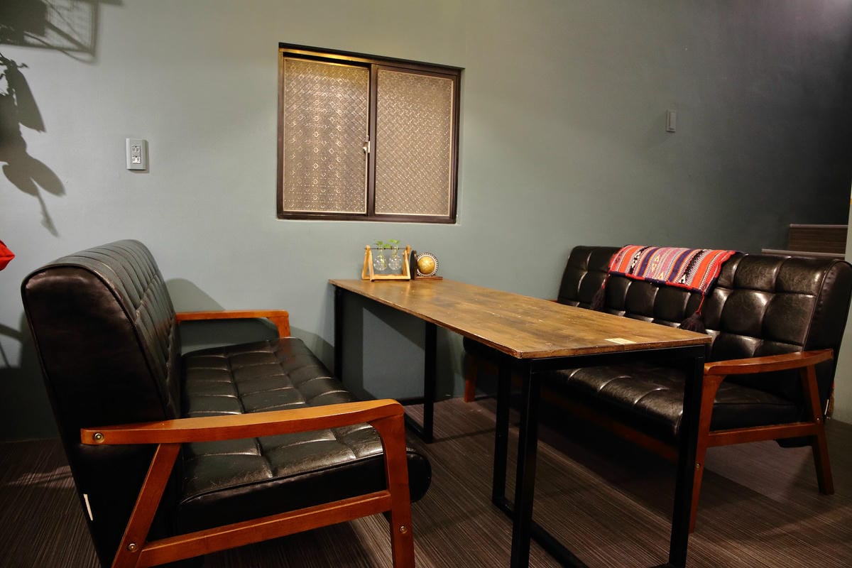 【食。中和】叁生叁食〜四號公園新開店，文青風格的復古小餐館，「萌柴店長」超盡職！(已歇業)