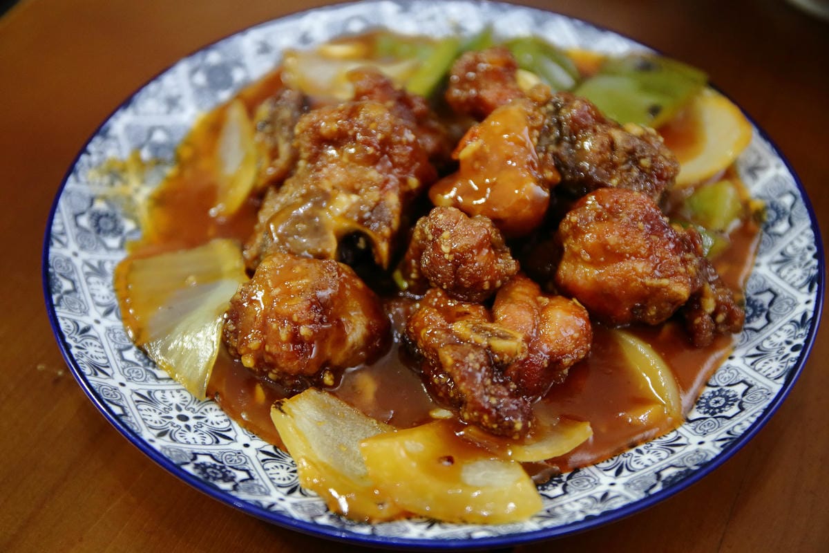 【食。中和】叁生叁食〜四號公園新開店，文青風格的復古小餐館，「萌柴店長」超盡職！(已歇業)