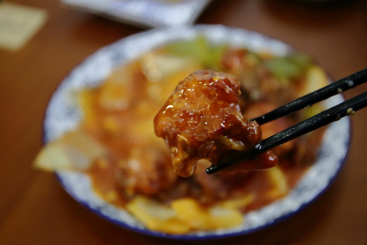 【食。中和】叁生叁食〜四號公園新開店，文青風格的復古小餐館，「萌柴店長」超盡職！(已歇業)