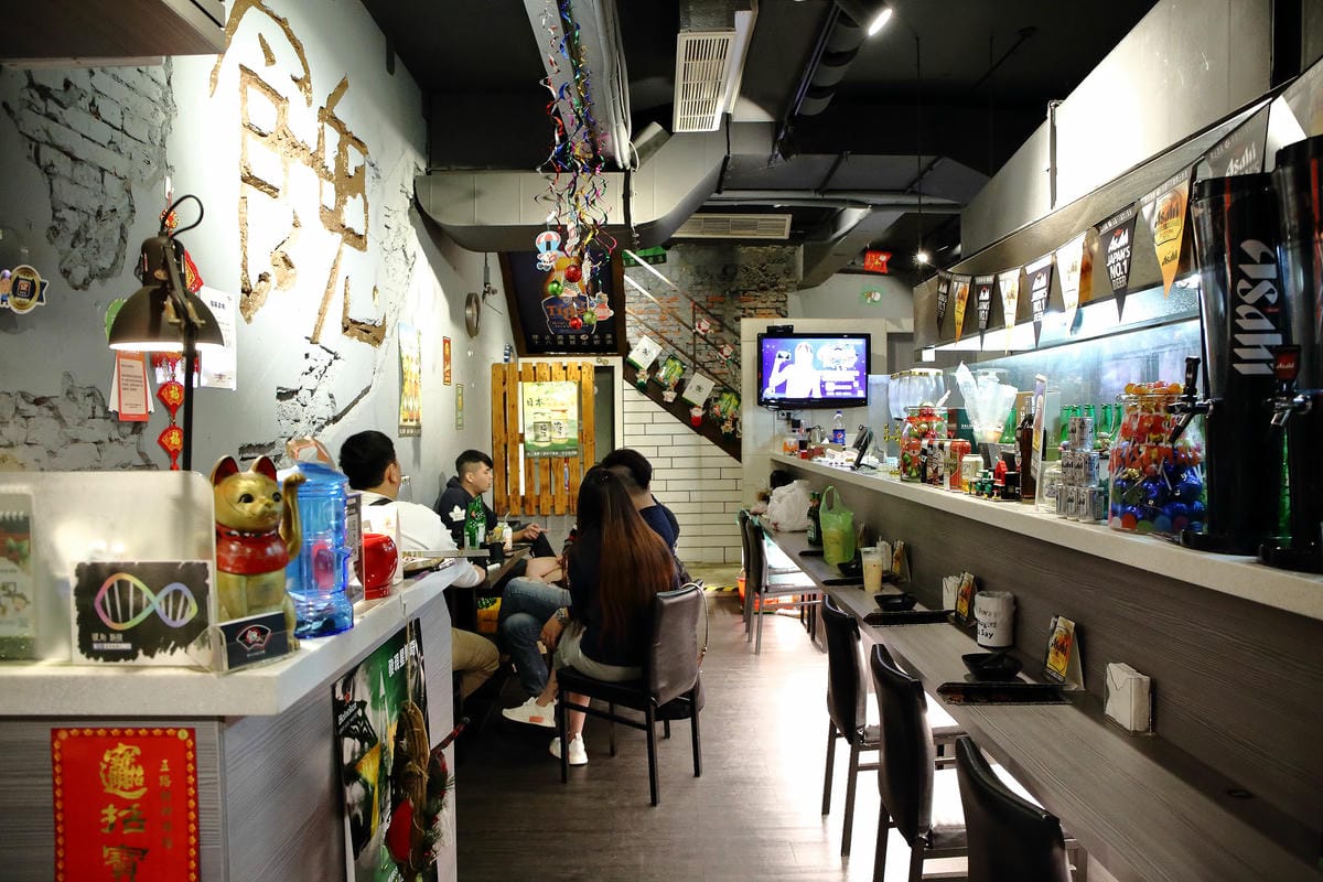 【食。板橋】餽 串燒.酒場〜板橋宵夜居酒屋、聚餐約會推薦，氣氛輕鬆、客人互動歡樂，好吃又平價，想喝一杯不必花大錢！