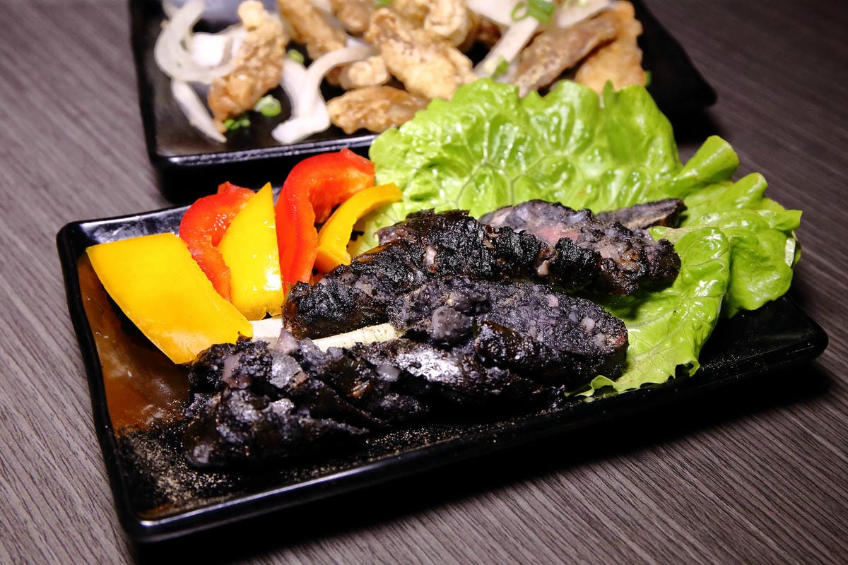 【食。板橋】餽 串燒.酒場〜板橋宵夜居酒屋、聚餐約會推薦，氣氛輕鬆、客人互動歡樂，好吃又平價，想喝一杯不必花大錢！