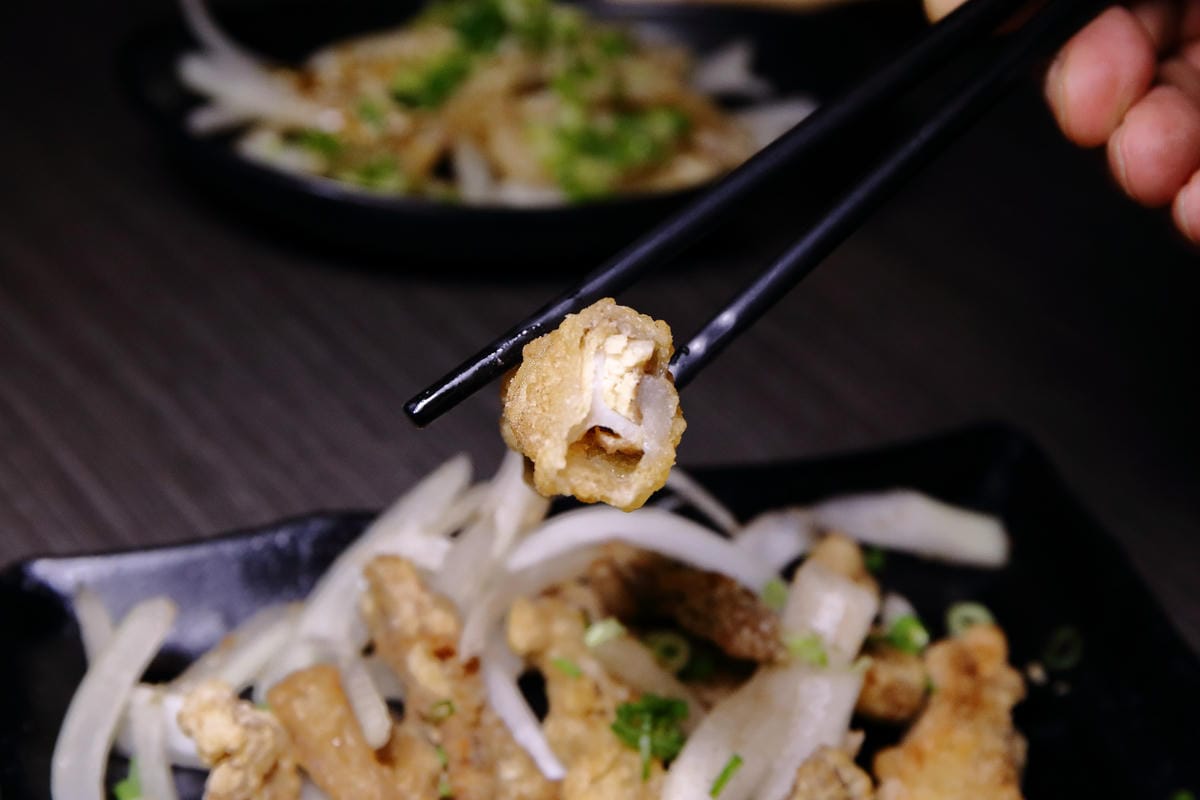 【食。板橋】餽 串燒.酒場〜板橋宵夜居酒屋、聚餐約會推薦，氣氛輕鬆、客人互動歡樂，好吃又平價，想喝一杯不必花大錢！