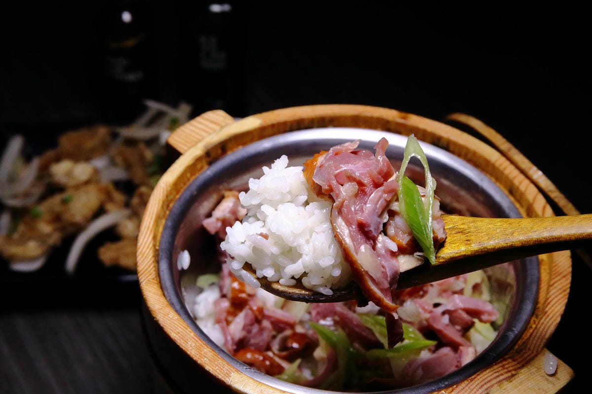 【食。板橋】餽 串燒.酒場〜板橋宵夜居酒屋、聚餐約會推薦，氣氛輕鬆、客人互動歡樂，好吃又平價，想喝一杯不必花大錢！