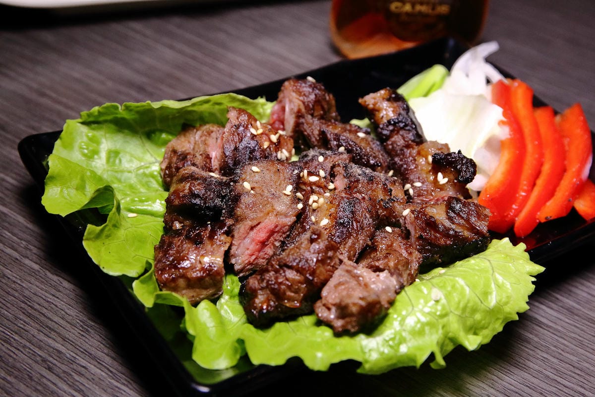 【食。板橋】餽 串燒.酒場〜板橋宵夜居酒屋、聚餐約會推薦，氣氛輕鬆、客人互動歡樂，好吃又平價，想喝一杯不必花大錢！