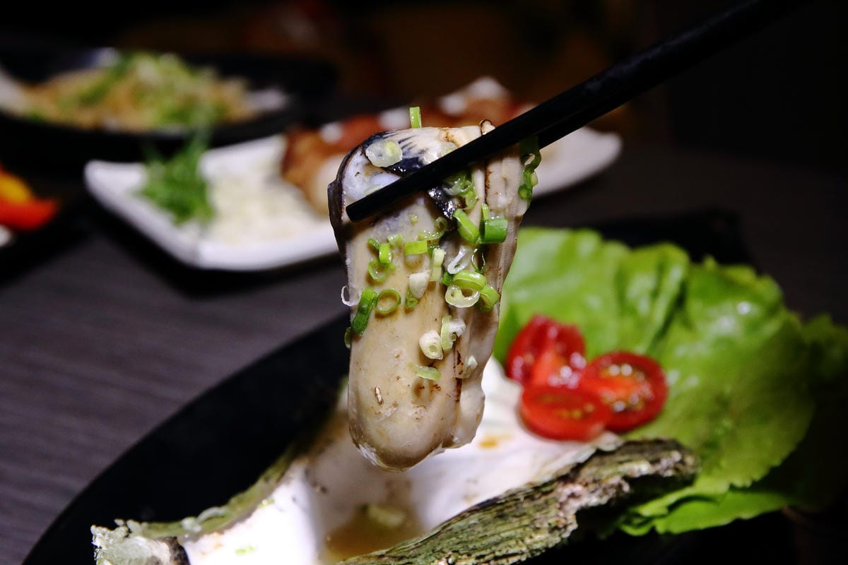 【食。板橋】餽 串燒.酒場〜板橋宵夜居酒屋、聚餐約會推薦，氣氛輕鬆、客人互動歡樂，好吃又平價，想喝一杯不必花大錢！