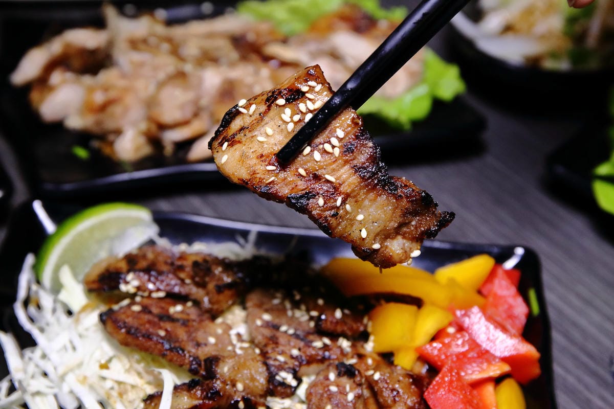 【食。板橋】餽 串燒.酒場〜板橋宵夜居酒屋、聚餐約會推薦，氣氛輕鬆、客人互動歡樂，好吃又平價，想喝一杯不必花大錢！