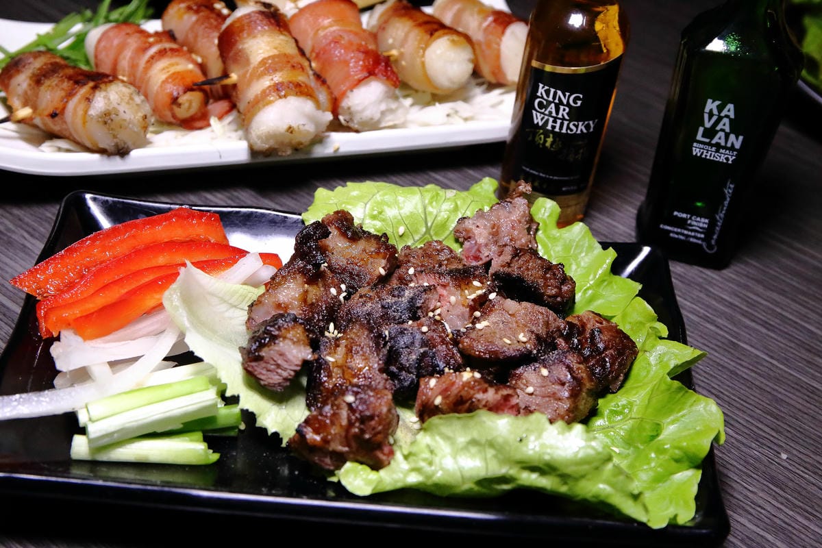 【食。板橋】餽 串燒.酒場〜板橋宵夜居酒屋、聚餐約會推薦，氣氛輕鬆、客人互動歡樂，好吃又平價，想喝一杯不必花大錢！