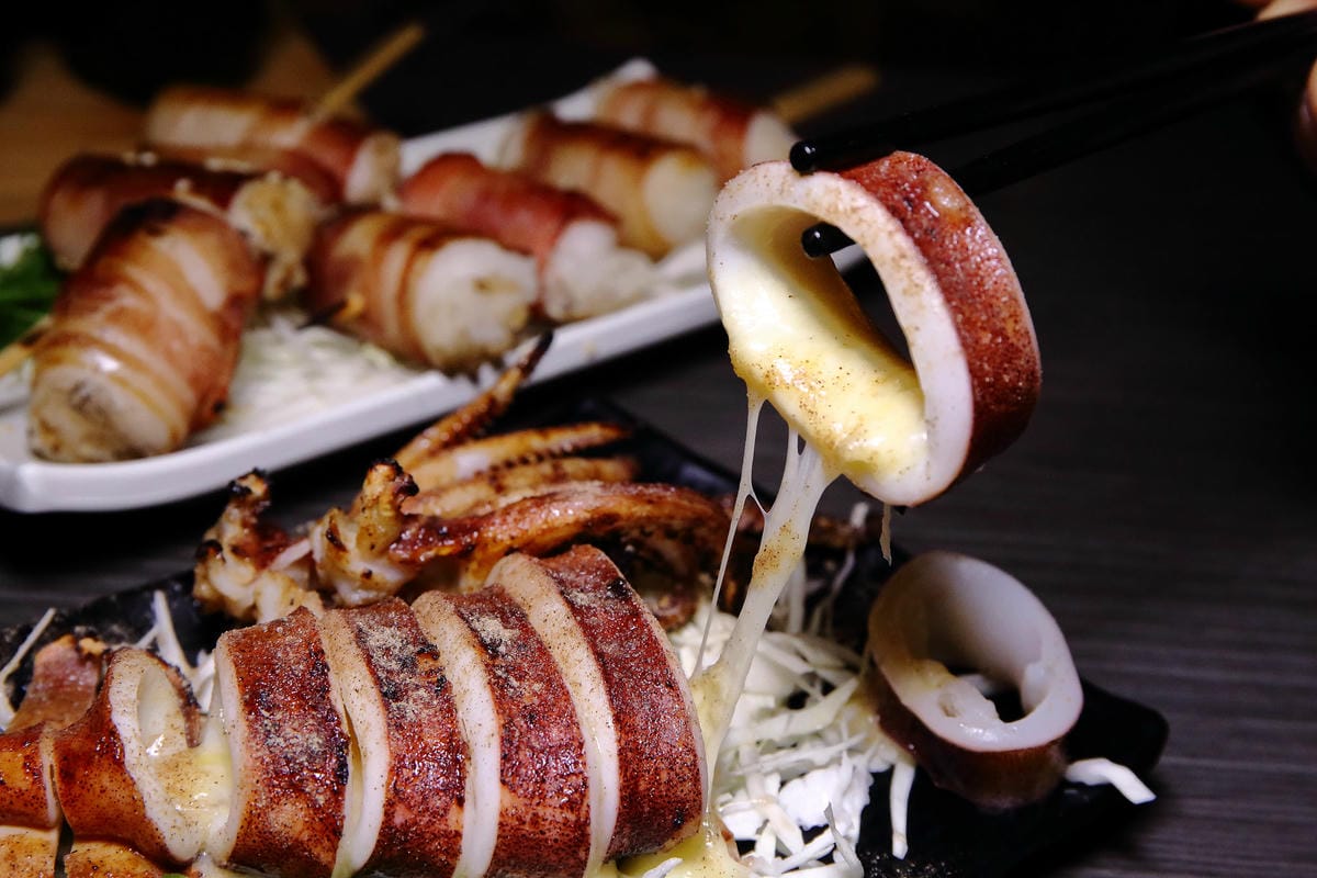 【食。板橋】餽 串燒.酒場〜板橋宵夜居酒屋、聚餐約會推薦，氣氛輕鬆、客人互動歡樂，好吃又平價，想喝一杯不必花大錢！