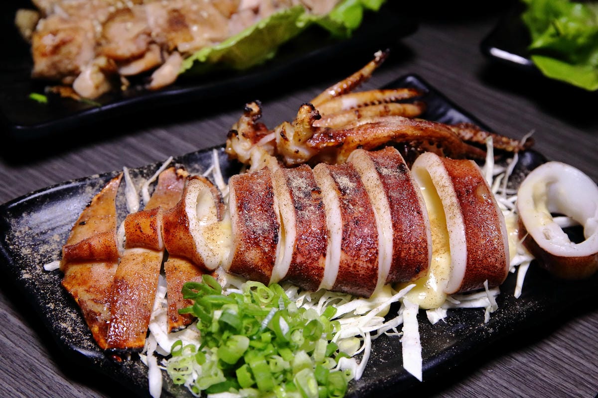 【食。板橋】餽 串燒.酒場〜板橋宵夜居酒屋、聚餐約會推薦，氣氛輕鬆、客人互動歡樂，好吃又平價，想喝一杯不必花大錢！