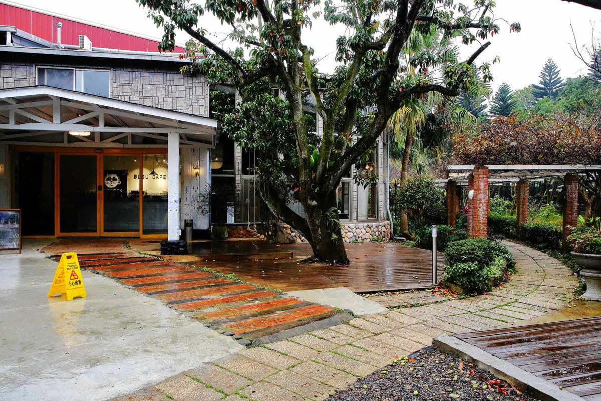 【食。龍潭】丑貳〜桃園景觀庭園親子餐廳。超大草皮玻璃屋×溜滑梯，綠色植栽讓你彷彿在小森林裡用餐！（寵物友善）