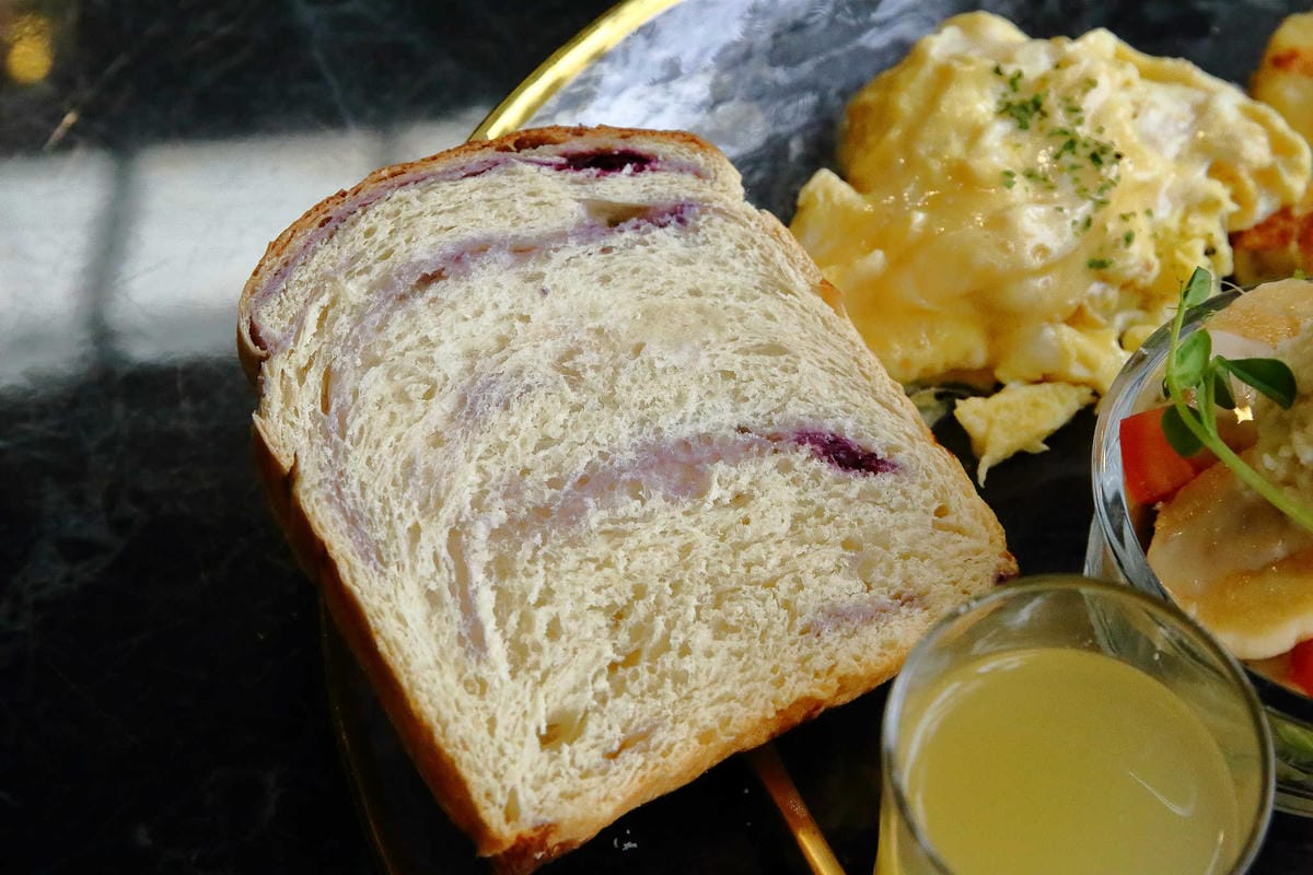 【食。龍潭】丑貳〜桃園景觀庭園親子餐廳。超大草皮玻璃屋×溜滑梯，綠色植栽讓你彷彿在小森林裡用餐！（寵物友善）