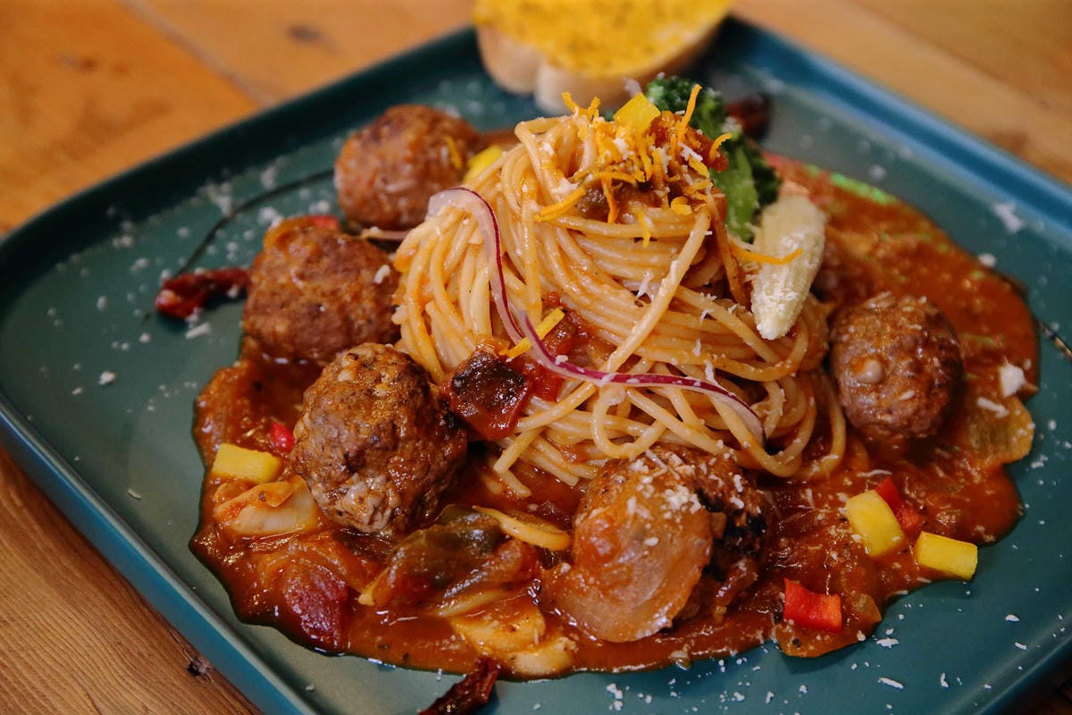 【食。龍潭】丑貳〜桃園景觀庭園親子餐廳。超大草皮玻璃屋×溜滑梯，綠色植栽讓你彷彿在小森林裡用餐！（寵物友善）