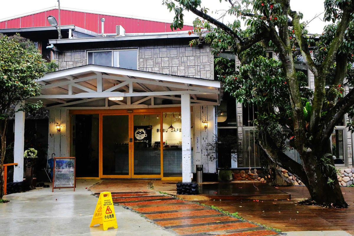 【食。龍潭】丑貳〜桃園景觀庭園親子餐廳。超大草皮玻璃屋×溜滑梯，綠色植栽讓你彷彿在小森林裡用餐！（寵物友善）
