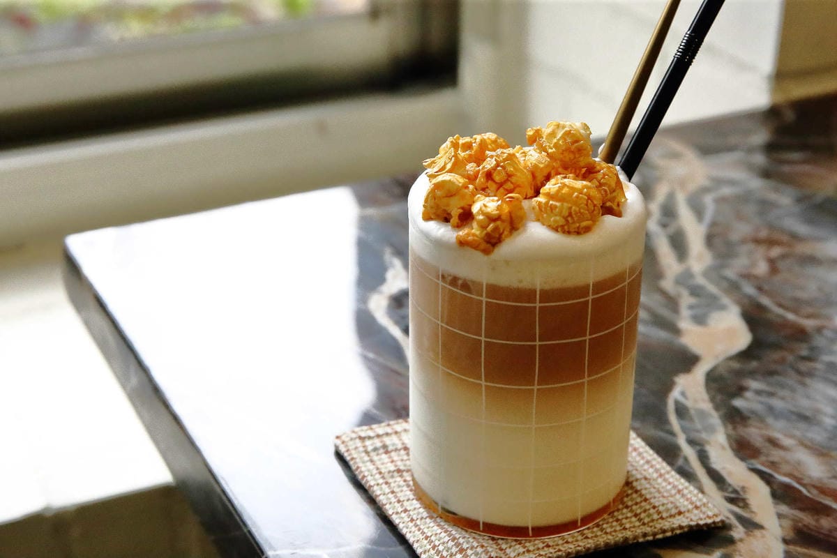 【食。龍潭】丑貳〜桃園景觀庭園親子餐廳。超大草皮玻璃屋×溜滑梯，綠色植栽讓你彷彿在小森林裡用餐！（寵物友善）