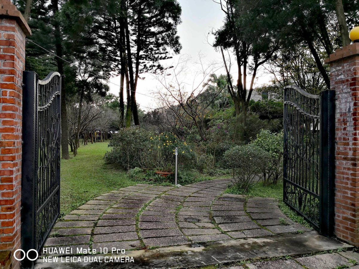 【食。龍潭】丑貳〜桃園景觀庭園親子餐廳。超大草皮玻璃屋×溜滑梯，綠色植栽讓你彷彿在小森林裡用餐！（寵物友善）