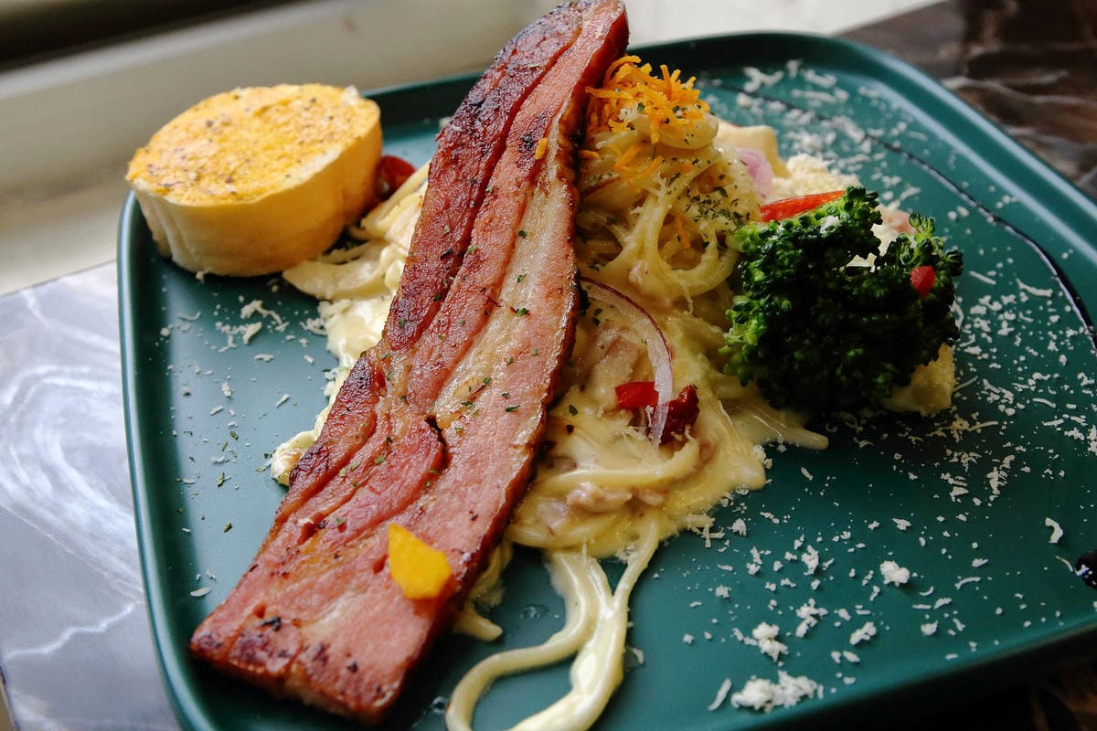 【食。龍潭】丑貳〜桃園景觀庭園親子餐廳。超大草皮玻璃屋×溜滑梯，綠色植栽讓你彷彿在小森林裡用餐！（寵物友善）