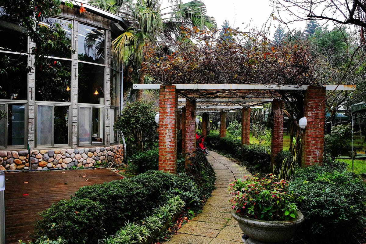 【食。龍潭】丑貳〜桃園景觀庭園親子餐廳。超大草皮玻璃屋×溜滑梯，綠色植栽讓你彷彿在小森林裡用餐！（寵物友善）